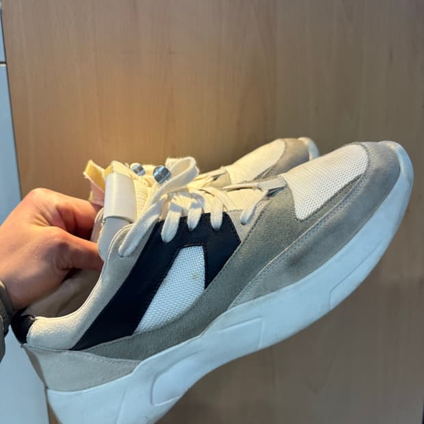 에센셜 피어오브갓 디스턴스 스니커즈 275