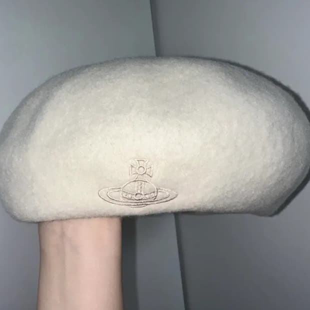 비비안 웨스트우드 베레모 화이트 크림 아이보리