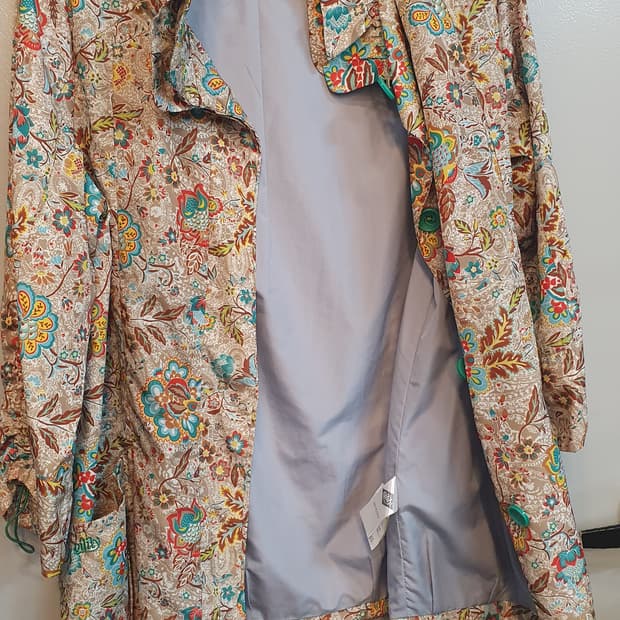 S사이즈 오일릴리 바람막이 점퍼입니다. 화려한 패턴이 돋보이는 제품이에요