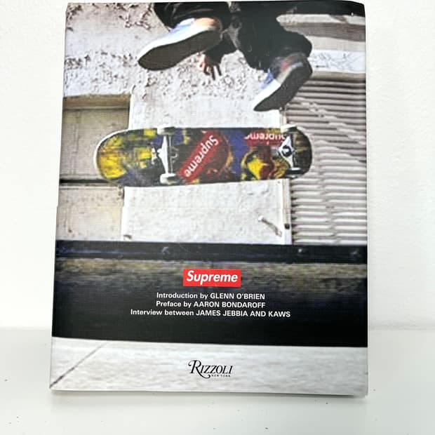 슈프림 제임스 제비아 리졸리 매거진