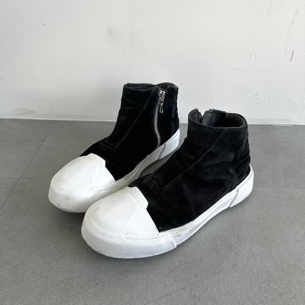 율리우스 17AW 스웨이드 하이컷 집업 부츠