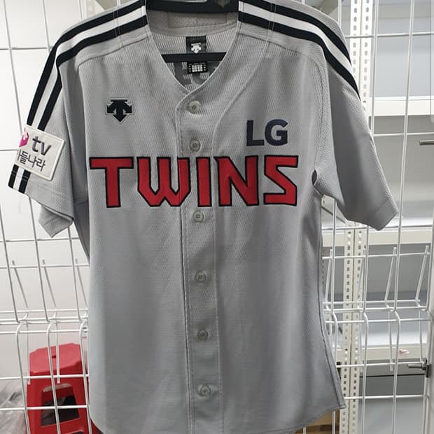 엘지 트윈스 데상트 정품 유니폼 95사이즈 김현수 마킹 판매합니다