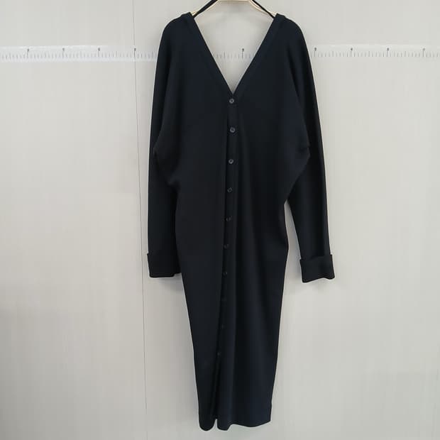COS 블랙 브이넥 롱 원피스 단추 포인트