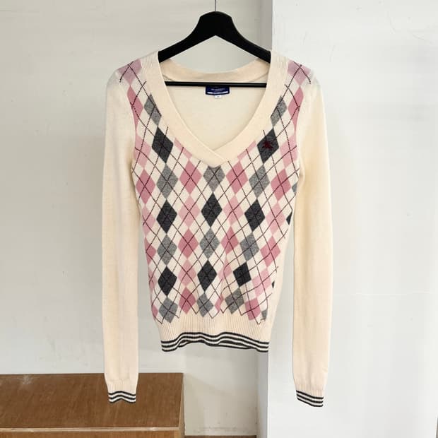 버버리 블루라벨 아가일 브이넥 니트 