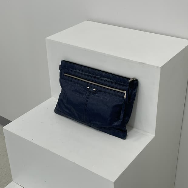 발렌시아가 네이비 레더 클러치
