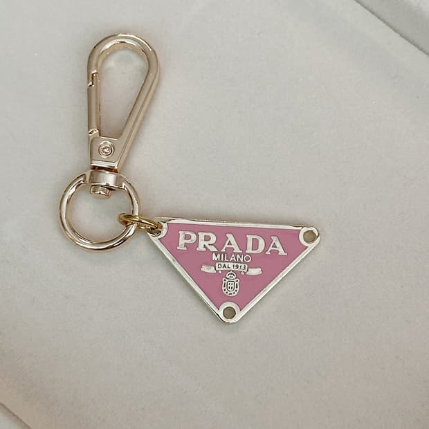 프라다 삼각 로고 키링 핑크 업사이클링