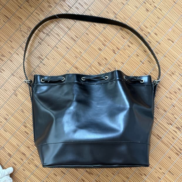 꼼데가르송 black drawstring faux leather 숄더백