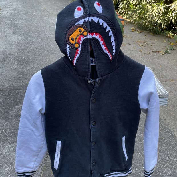  베이프 샤크 인 마일로 후드 바시티 자켓