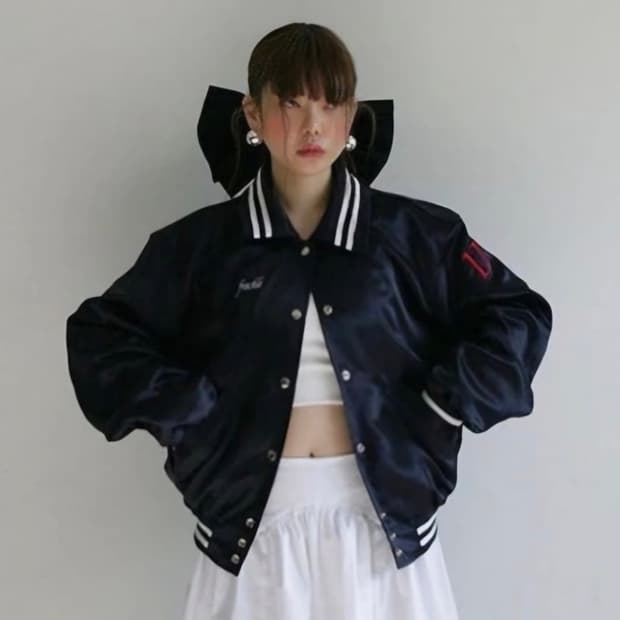 프레클 새틴 바시티 자켓 - 네이비