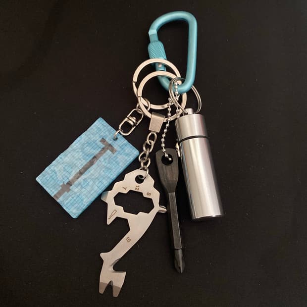 스카이블루 멀티툴 키링