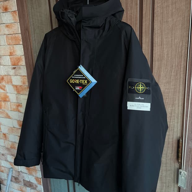 새상품(XXL)스톤아일랜드 와펜 패치 3L 고어텍스 후드 다운 패딩 블랙