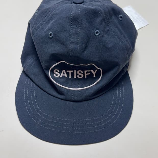 새티스파이(satisfy) 피스쉘 러닝 캡 차콜