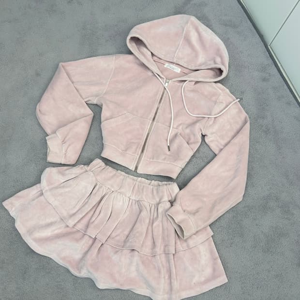 연한 핑크 컬러의 투피스 세트