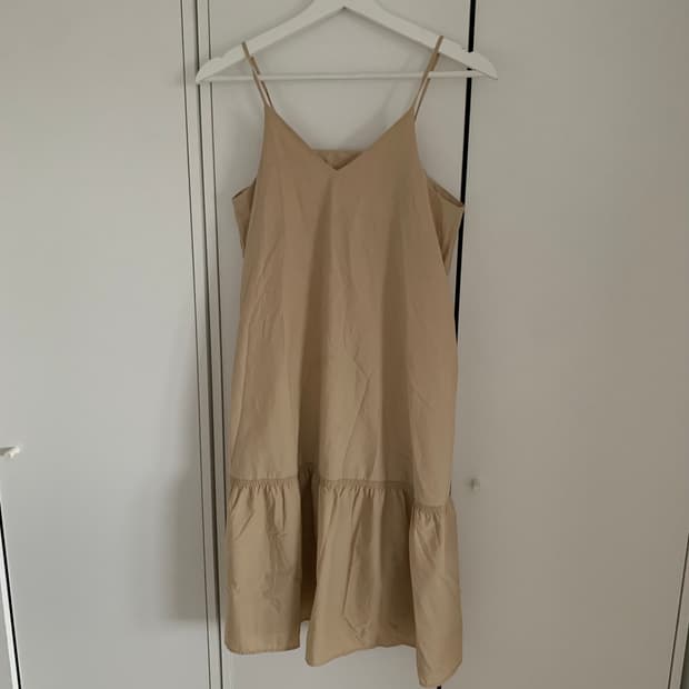 베이지 프릴 원피스