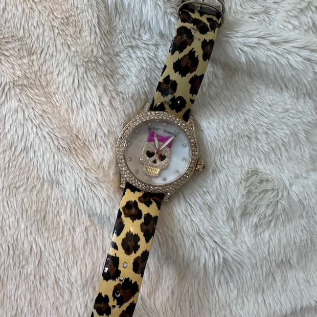 벳시 존슨(Betsey Johnson) 스컬 큐빅시계