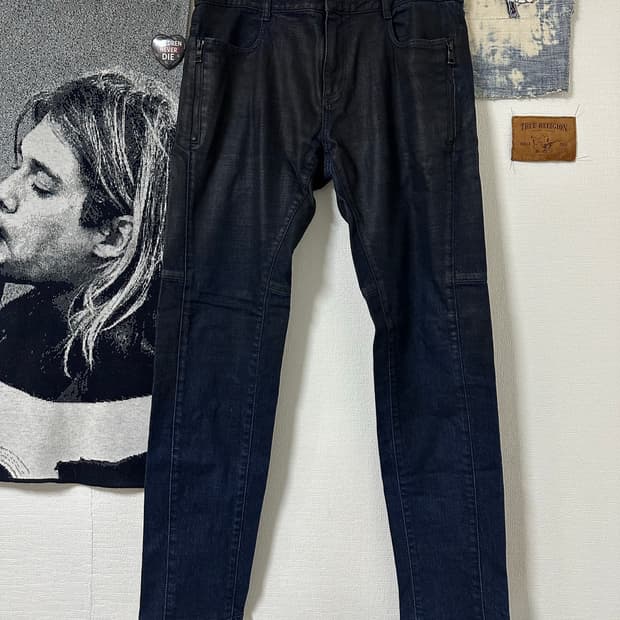 시스템 옴므 지퍼 디테일 슬림스트레이트 다크 데님팬츠