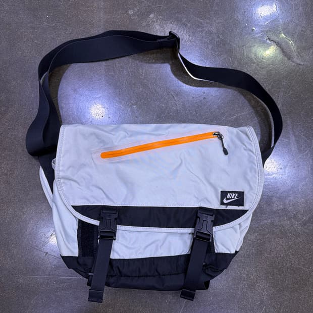 나이키 메신저백 화이트 블랙 오렌지 포인트 크로스백