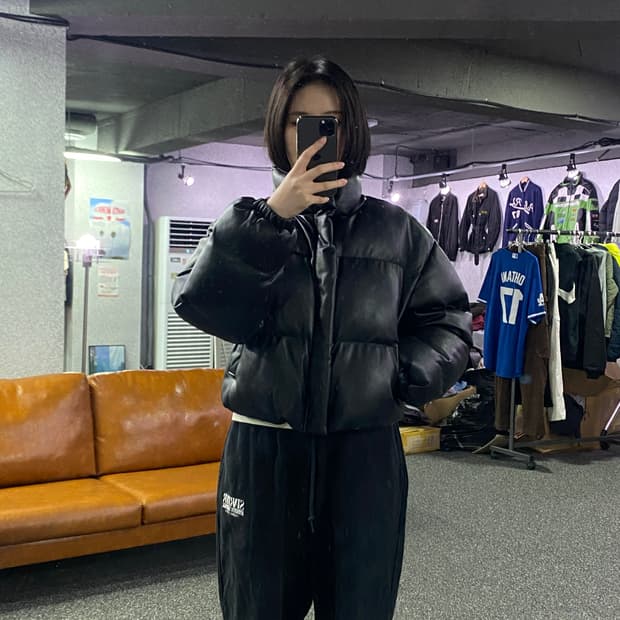 블랙업 크롭 블랙 레더 패딩 B2932