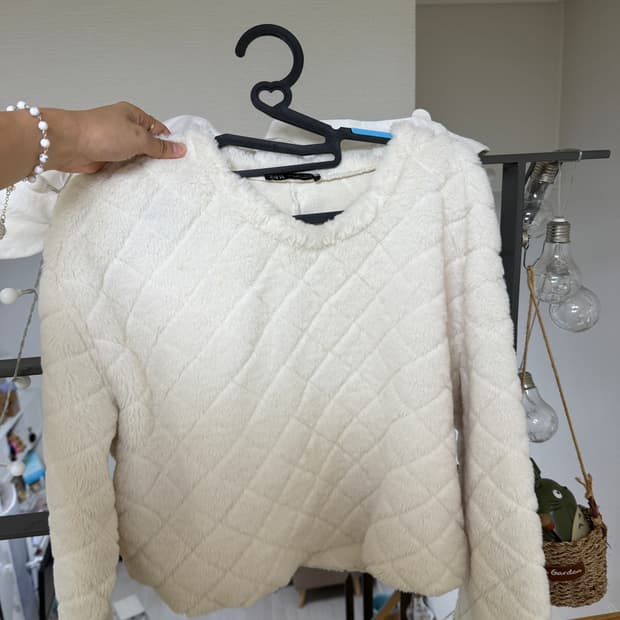 자라 흰색 퍼 뽀글이 퀄팅 롱슬리브 상의