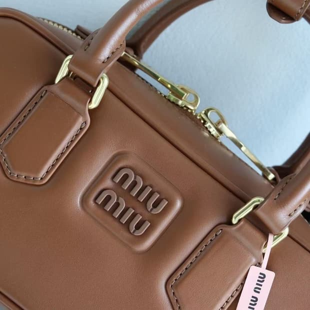 미우 미우 아르카디 레더 미니 백 꼬냑