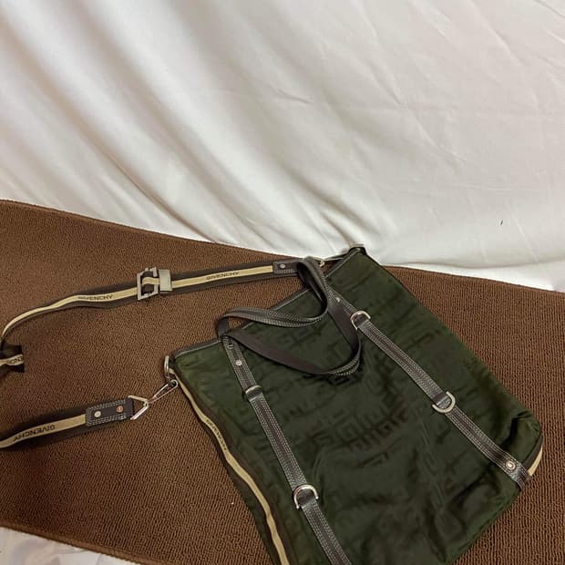 지방시 크로스백 ((귀한 보물같은 제품))