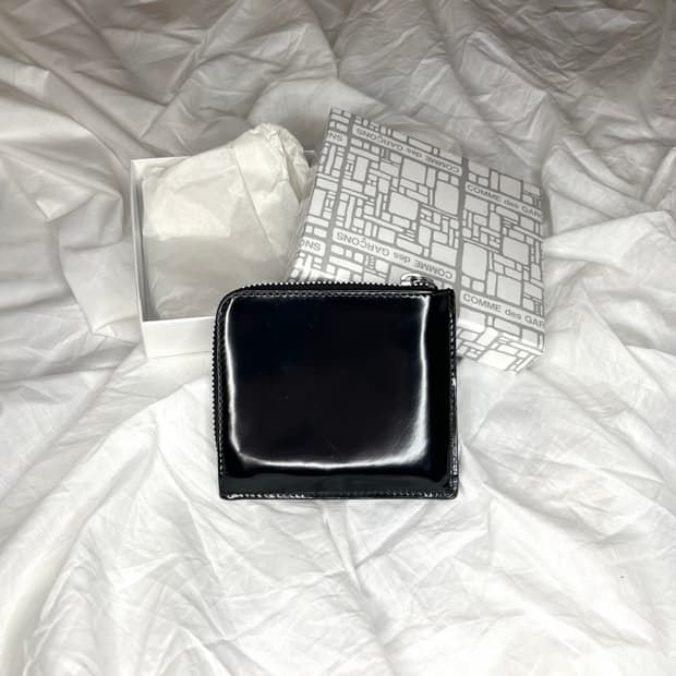 꼼데가르송 클래식 페이턴트 지퍼 지갑