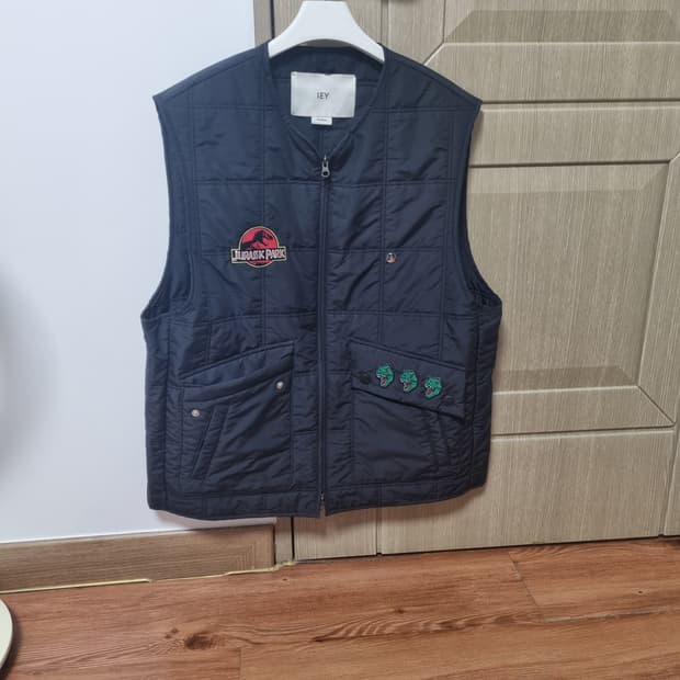 Iey 패딩조끼 블랙 쥬라기 리폼