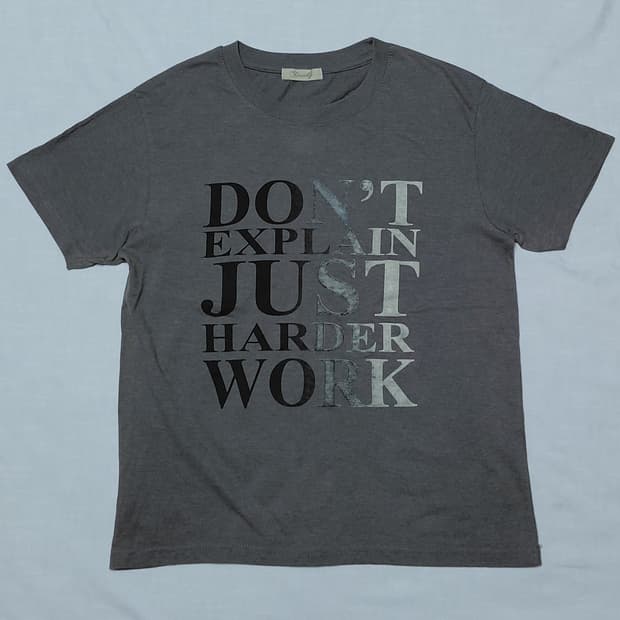 [90] Timothy 워크웨어 무드 레터링 반팔 티셔츠 (차콜)