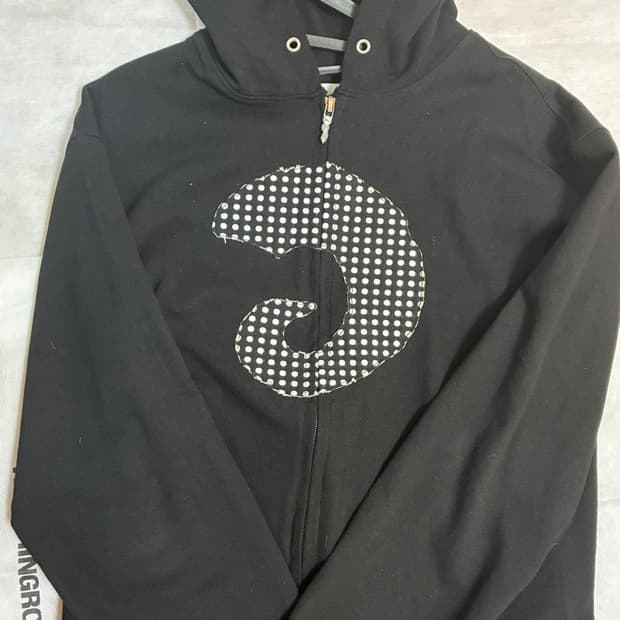 tansanmagnesium 혼 아플리케 후드집업 블랙