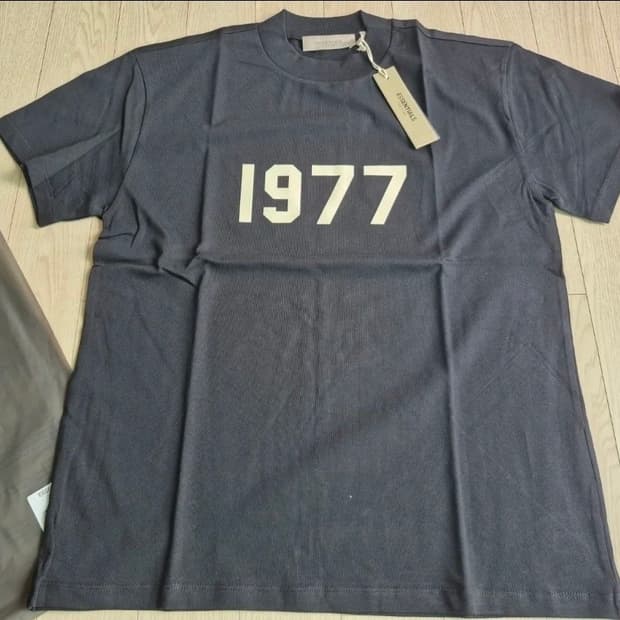 에센셜 1977 반팔 티셔츠 블랙