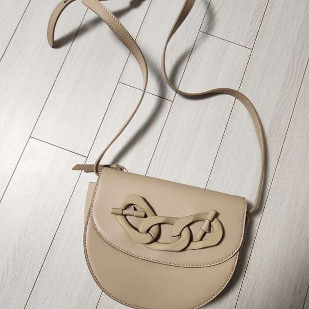 새상품급)찰스앤키스 크로스백

새건데 보관을 잘못해서 바닥에 주름생겼어요