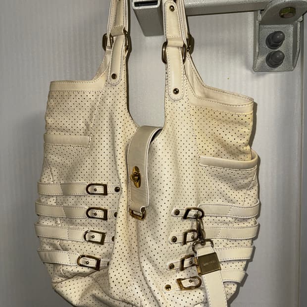 지미추 퍼포레이티브 버클 레더백