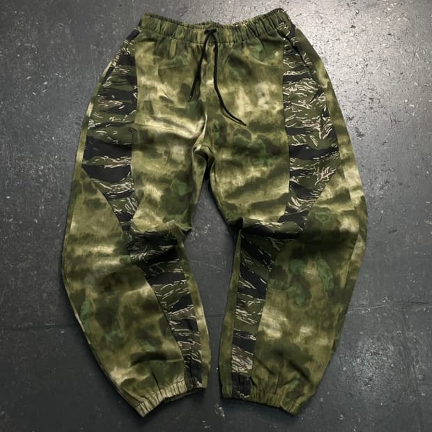 105 브라운브레스 카모 트랙팬츠 