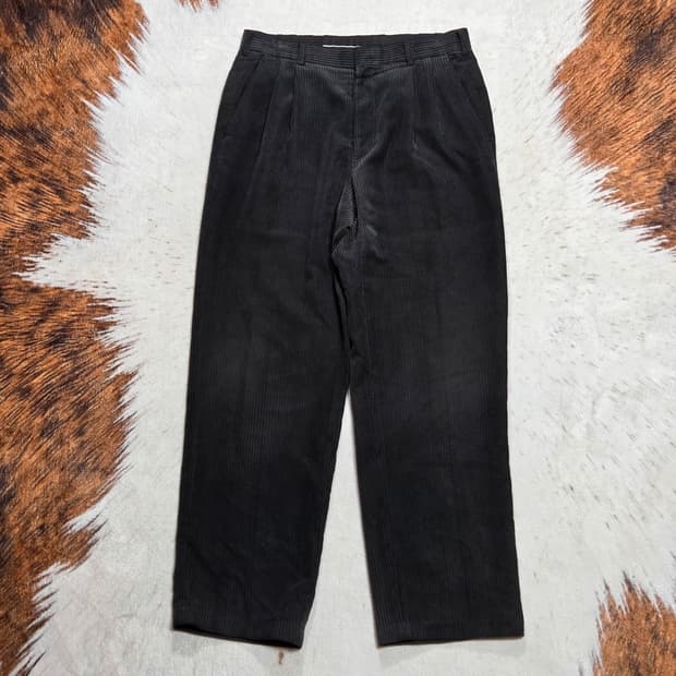 차콜 블랙 투핀턱 스트라이프 코듀로이 팬츠