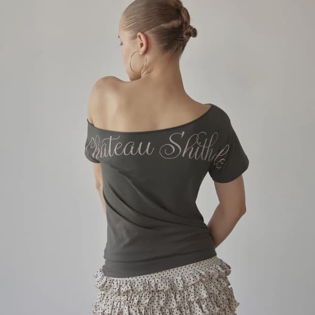 스컬프터 Chateau Shithole Tie Tee Charcoal