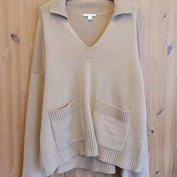 77/88.COS 브이넥 박스니트