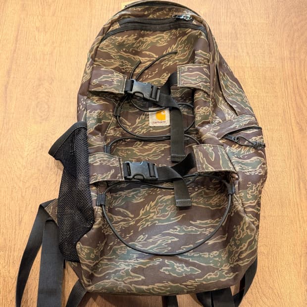 Carhartt WIP 칼하트윕 타이거카모 킥플립 백팩