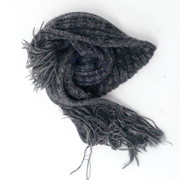 그레이 케이블 니트 머플러