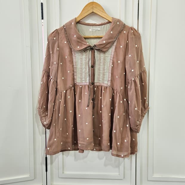 엑시즈팜 도트 쉬폰 블라우스 (초코무드)