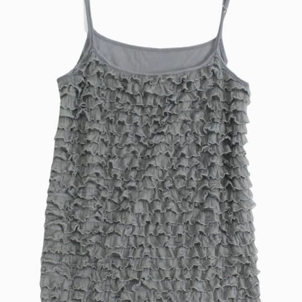 그레이 프릴 끈나시 탑