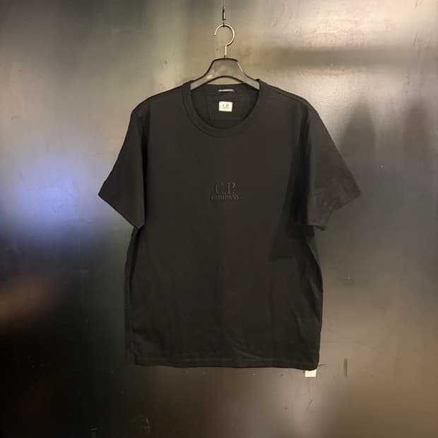 C.P.컴퍼니 센터 자수 로고 반팔티