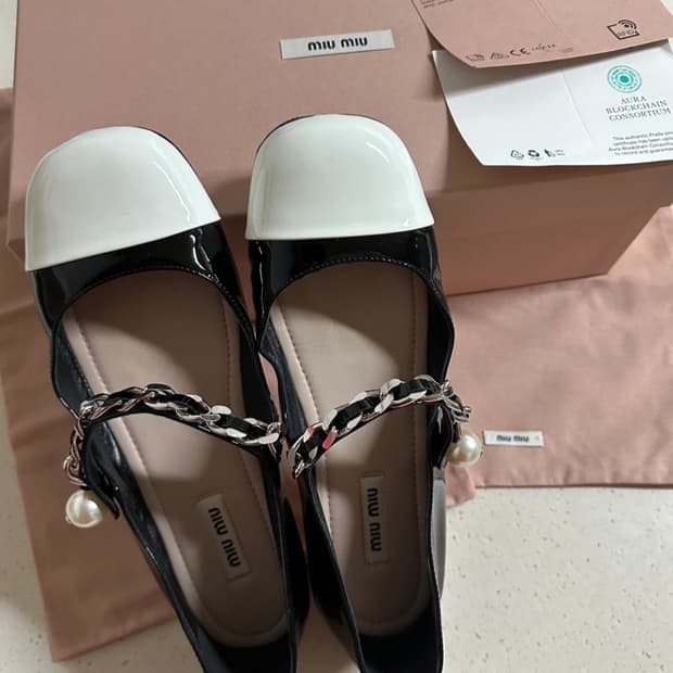 미우미우 페이턴트 가죽 발레리나플랫 36