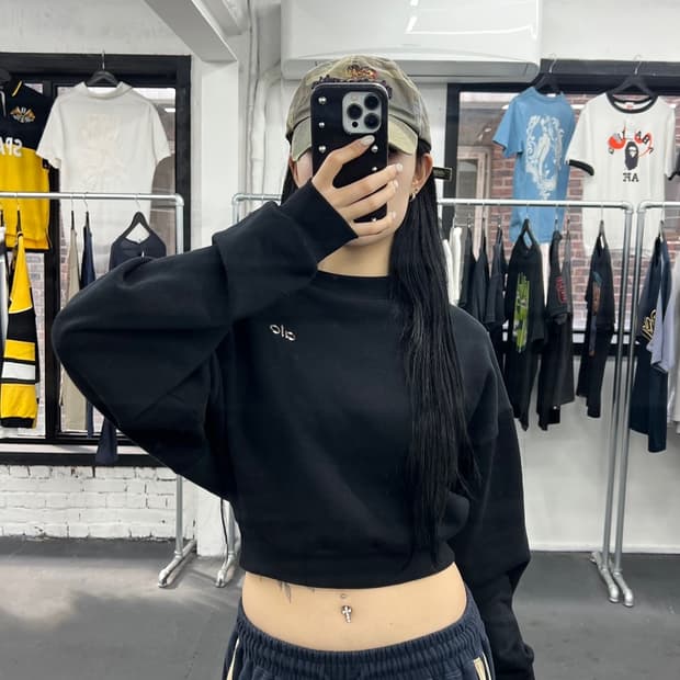 Alo Yoga 크롭 맨투맨