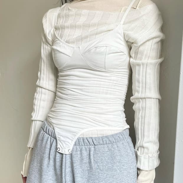 베이스레인지 아들러 니트탑