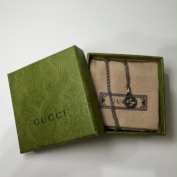 구찌 인터로킹 G 팬던트 목걸이