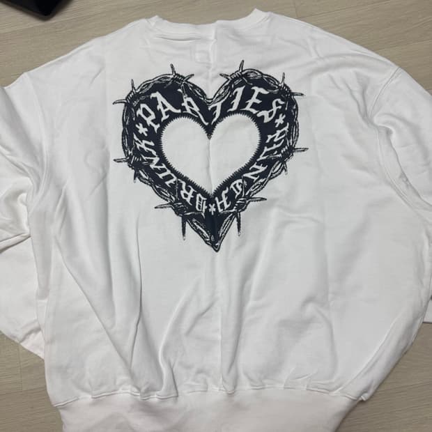 [1] 펀치드렁크파티즈 스웻 하트 맨투맨 펀드파