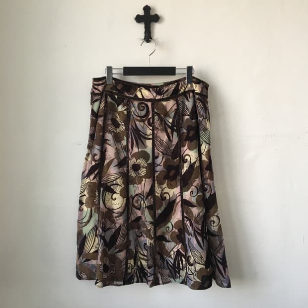 Pattern line detail valvet skirt