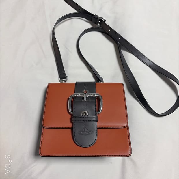 비비안웨스트우드 레더 크로스백 브릭