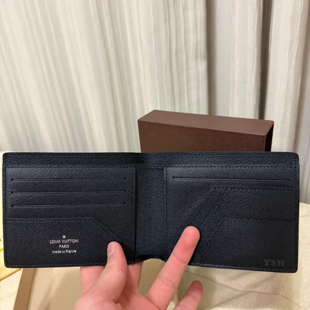 루이비통 타이가 블랙 반지갑