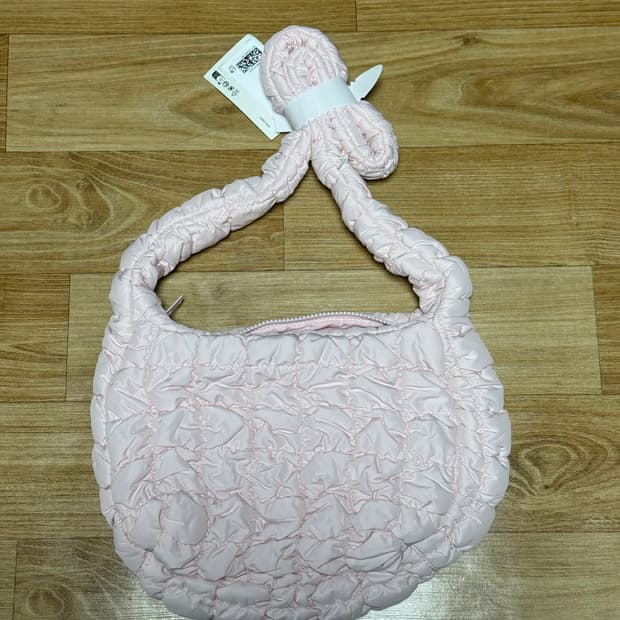 코스 퀼티드 메신저백 라이트 핑크 새상품